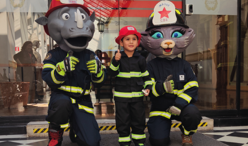 Claxon, el rinoceronte bombero y Maqui, la puma bombera.