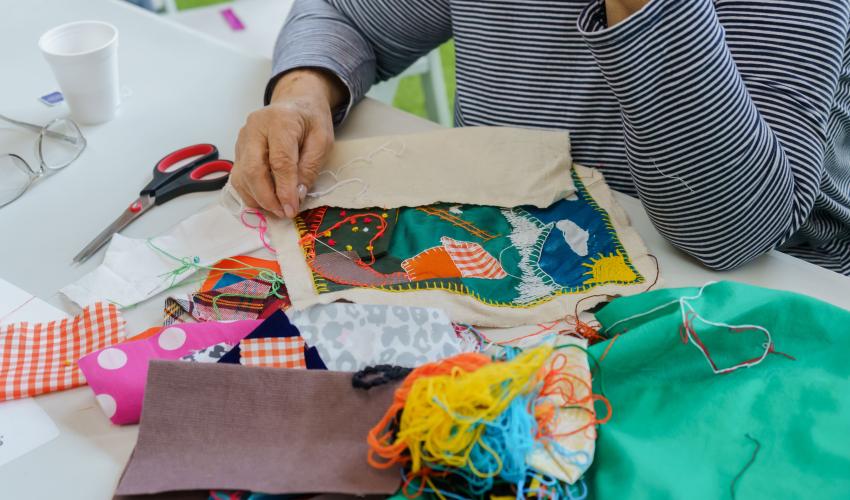 La instancia será un encuentro reflexivo y creativo dónde expresaremos a través de diversas prácticas textiles, nuestra solidaridad con el pueblo palestino. 