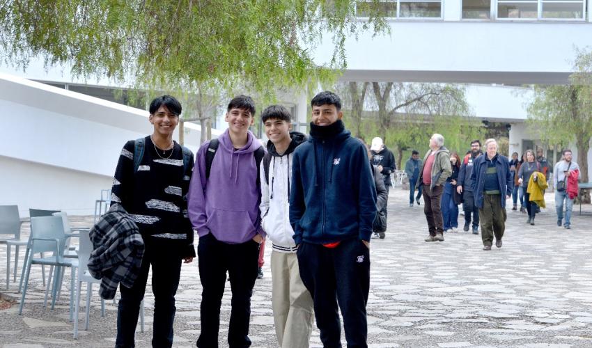 Jóvenes visitan el campus