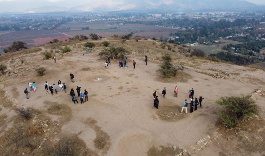 Huaca de Chena con grupos de participantes en el Chena Esconde un Secreto