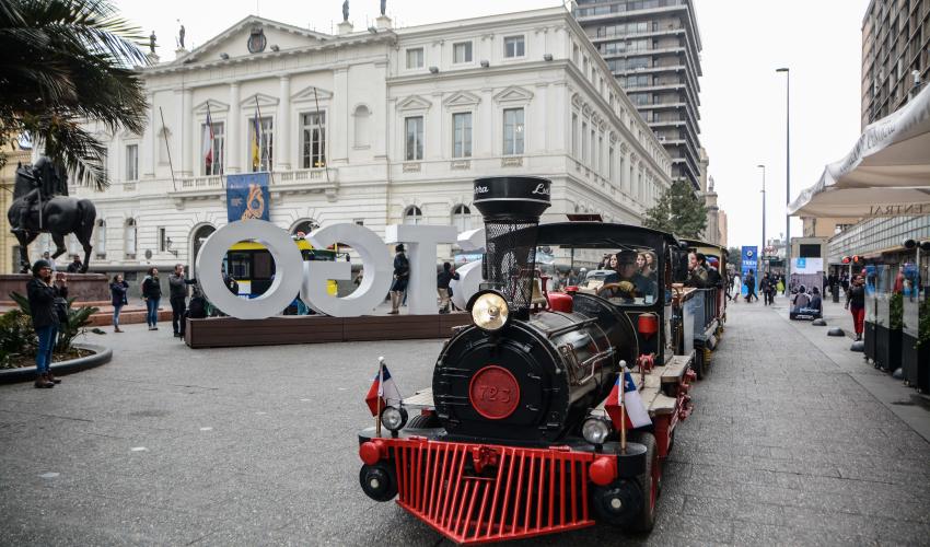 Tren en recorrido por el casco histórico