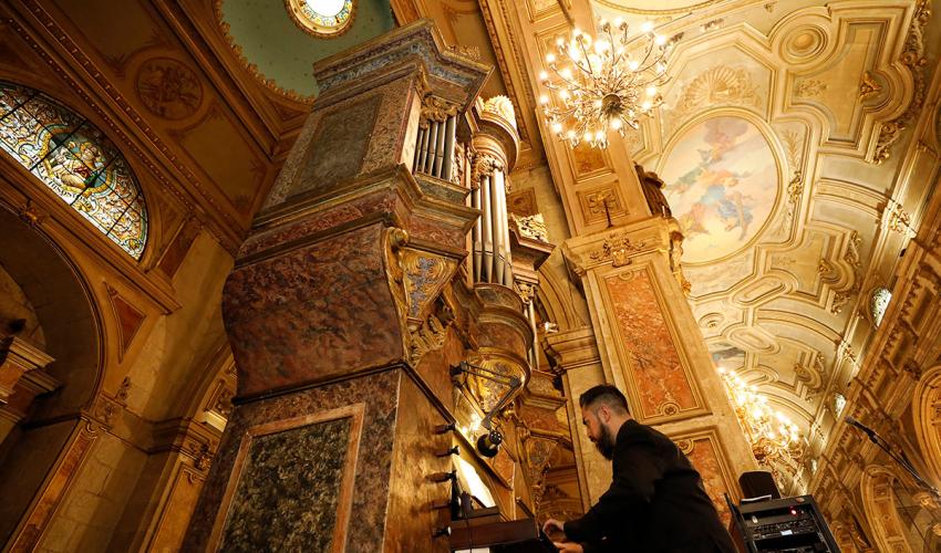 Profesor Danilo Rodríguez toca el órgano de la Catedral de Santiago