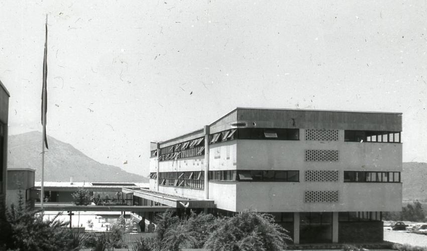 Edificio central CPEIP, blanco y negro