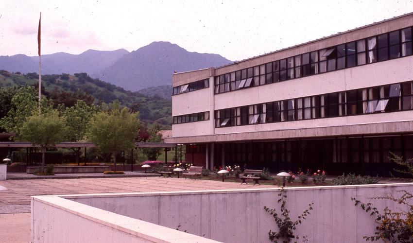 Edificio central y plaza dura CPEIP