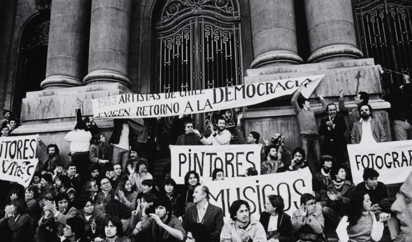 Fotografía de Jorge Ianiszewki. Se puede ver gente protestando pidiendo el retorno a la democracia