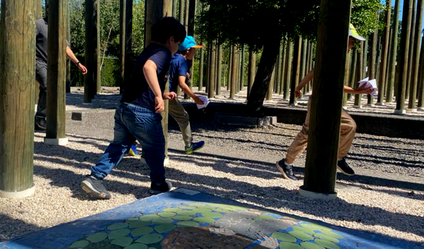 Niños corriendo en el Memorial 