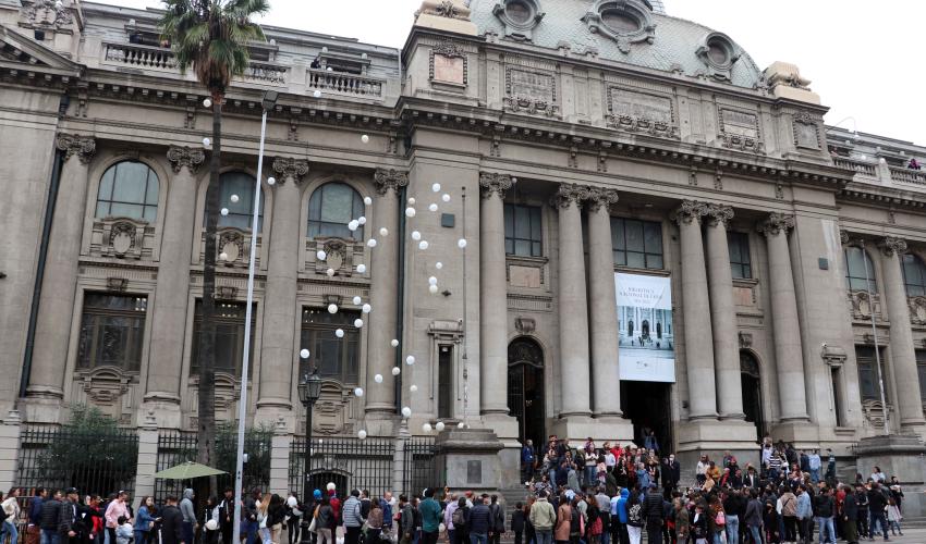 Fachada de la Biblioteca Nacional. En ella aparecen globos que caen desde el techo en homenaje a Marta Cruz-Coke.