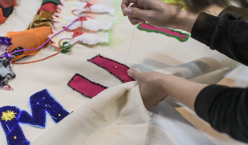 La instancia será un encuentro reflexivo y creativo dónde expresaremos a través de diversas prácticas textiles, nuestra solidaridad con el pueblo palestino. 