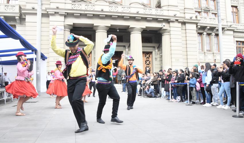 La  agrupación Amigos de la Cueca exhibirán durante toda la jornada diferentes bailes tradicionales del folclore chileno. 