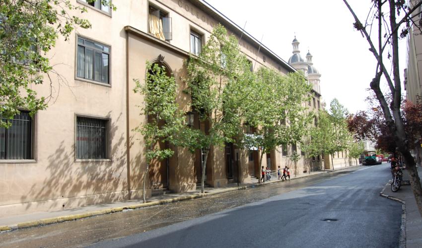 Entrada del Colegio, acceso calle Alonso de Ovalle