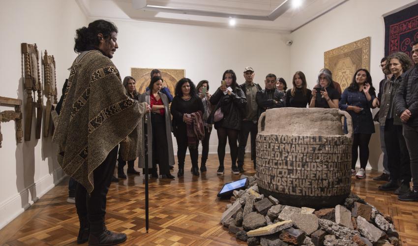 Les invitamos a conocer la exposición  Callana: cuerpo manchado, a través de una visita comentada junto al artista Castro Hueche. 