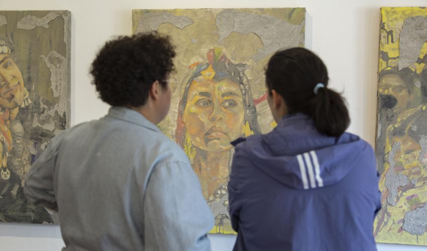 Conversaremos sobre el origen de esta muestra que reúne 3 artistas indígenas latinoamericanos, quienes desde diversas técnicas de arte contemporáneo y distintos territorios