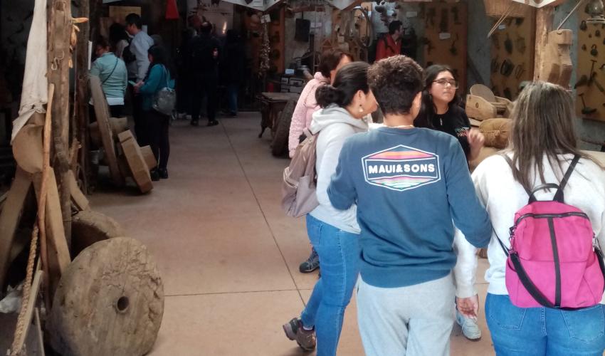 Visitantes en el Museo Campesino del Parque Mahuida de La Reina