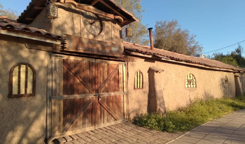 Fachada del Museo Campesino en el Parque Mahuida de La Reina