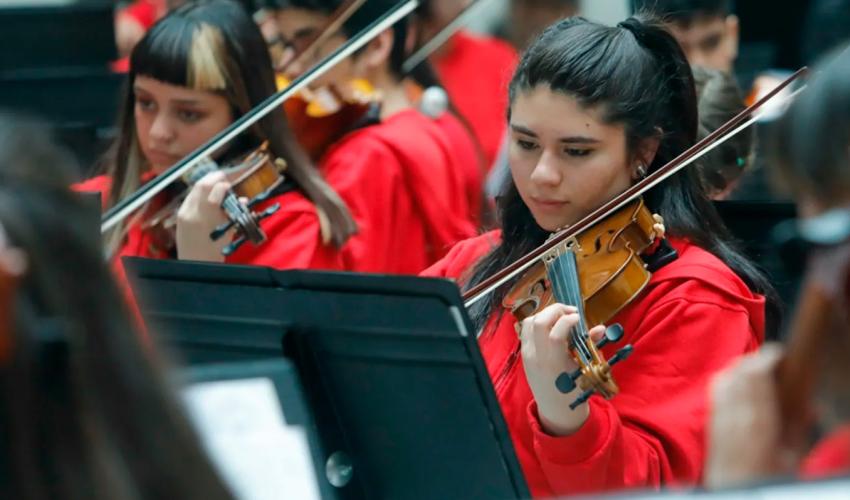 niñas tocando violín