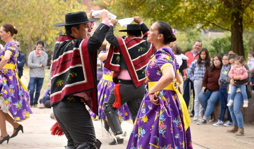 GRUPO FOLCLORICO VITACURA Un tradicional espectáculo de música y baile nacional a cargo de esta icónica agrupación comunal.