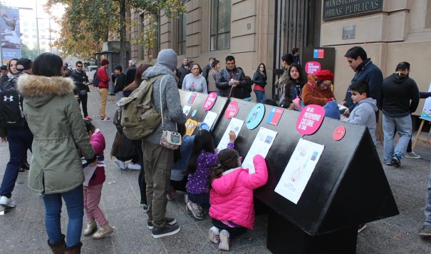 Frente al Ministerio de Obras Públicas, niños y niñas pintan ilustraciones de edificios patrimoniales construidos y restaurados por la Dirección de Arquitectura del MOP.