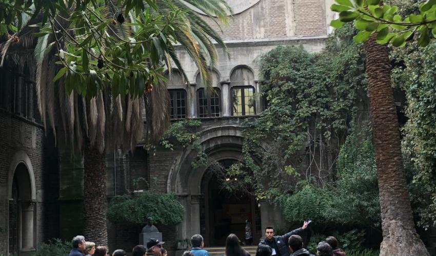 Grupo de personas recorre los jardines del Campus Oriente UC