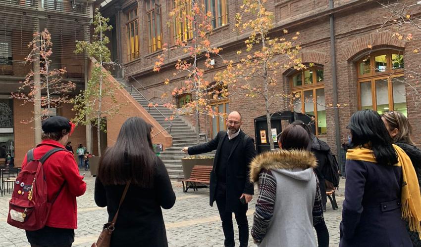 Grupo de visitantes recorren la Casa Central de la Universidad Católica