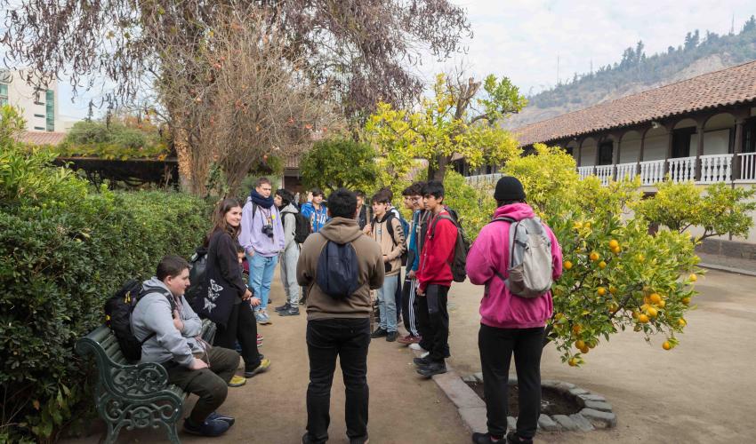 Grupo de visitantes recorren los espacios de Campus Lo Contador UC