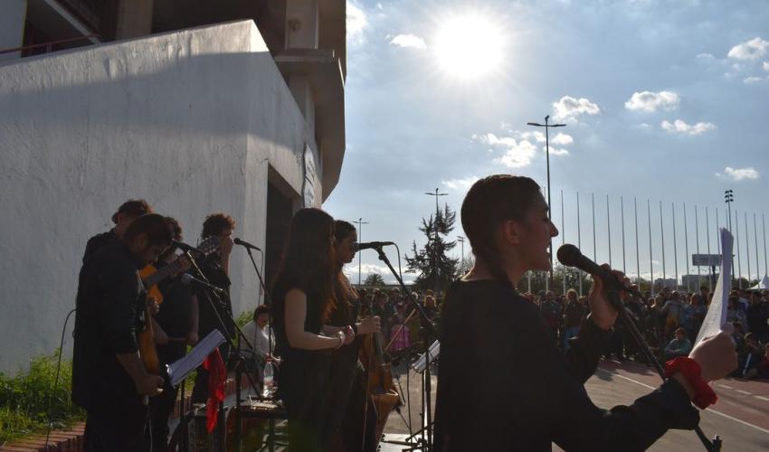 Cantante de cara al público bajo el sol 