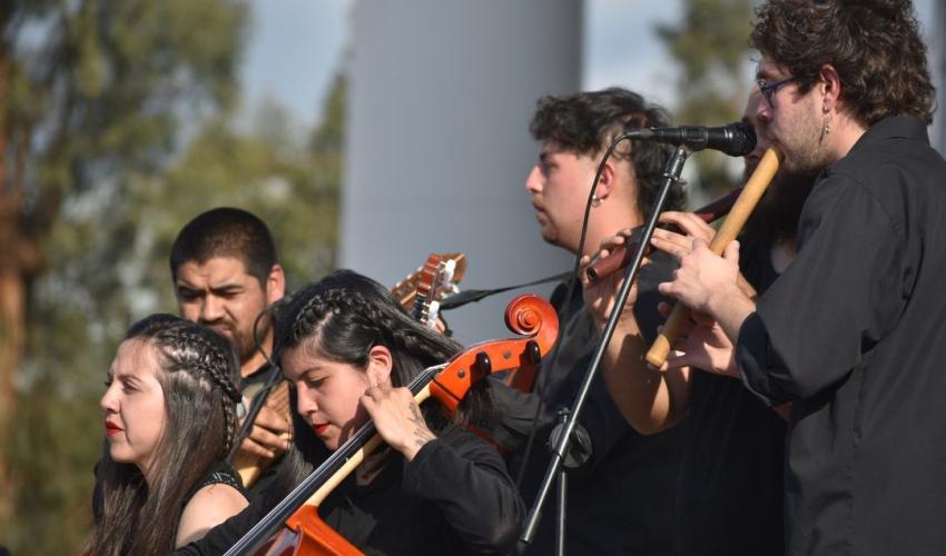 Agrupación manifiesto interpreta en vivo en el estadio nacional