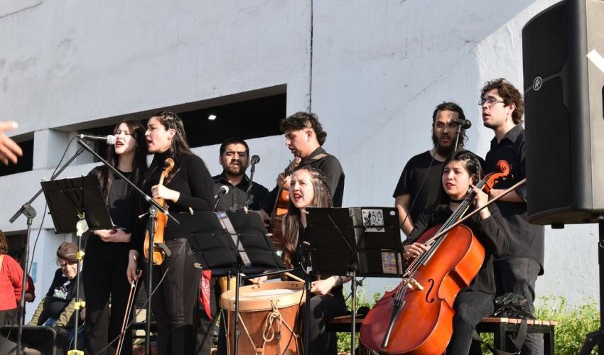 Grupo de músicos contemplan al público 