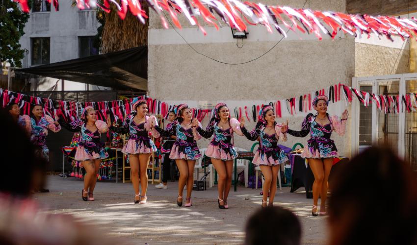 Grupo de bailarinas con sus trajes de colores azul y rosado