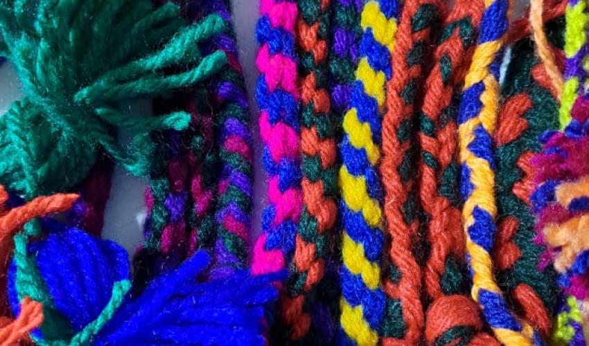 Cordones y trenzados de lana de diversos colores