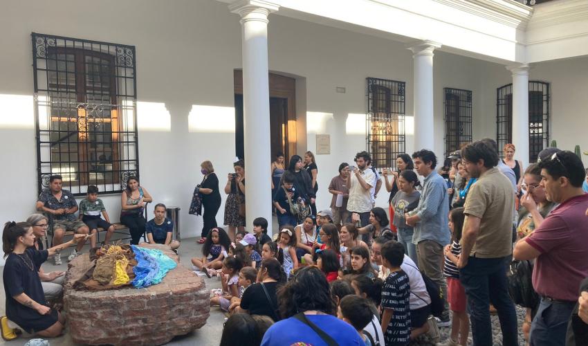 Infancias participan del cuento de Chungungo en el Museo Chileno de Arte Precolombino