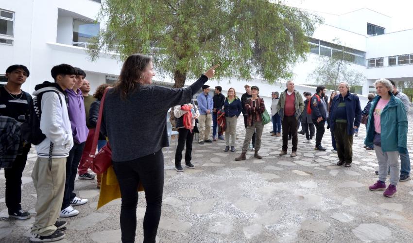 Académicas UAI muestran el campus a visitantes