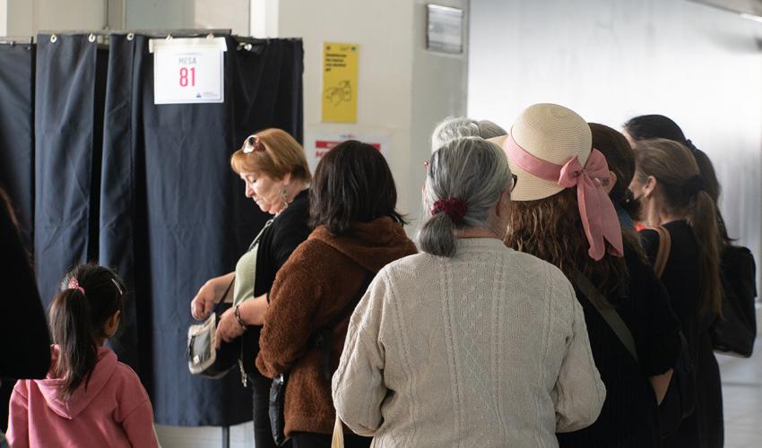 Personas en fila para votar, imagen actual