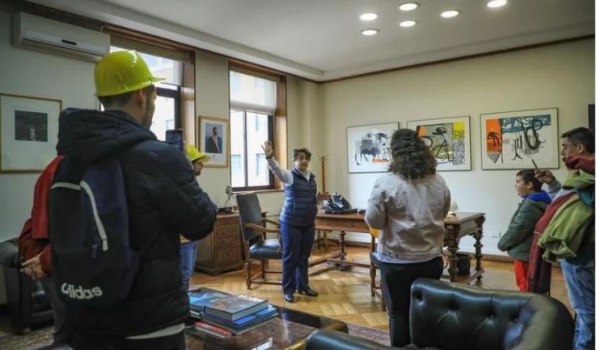 Ministra de Obras Públicas, Jessica López, recibe a las personas visitantes en su oficina, que culmina el recorrido por distintas dependencias del edificio.