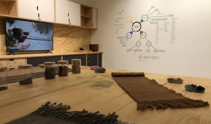 Exposición interactiva que muestra diversos materiales naturales